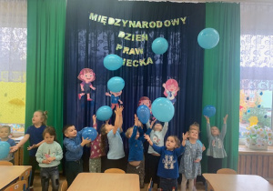 01 Dzieci z niebieskimi balonami w Dniu Praw Dziecka.