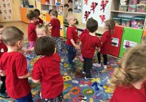 Dzieci tańczą do piosenki serce przyjaźni
