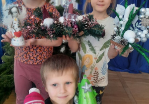 Paulinka, Martynka i Marcel ze swoimi ozdobami świątecznymi