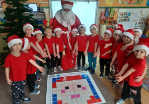 Przedszkolaki pokazują Mikołajowi zakodowanego Mikołaja