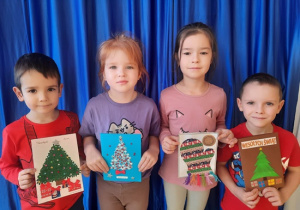Dzieci z kartkami świątecznymi