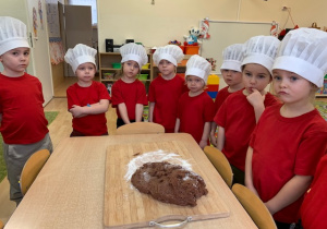 03 Dzieci z przygotowanym ciastem na pierniki gotowe do pracy.
