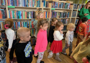 01 Dzieci podczas zwiedzania biblioteki.