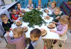 Dzieci siedzące przy stole