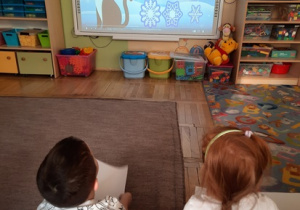 Dzieci oglądające film edukacyjny o śniegu
