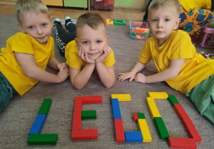 Chłopcy z ułożonym napisem Lego