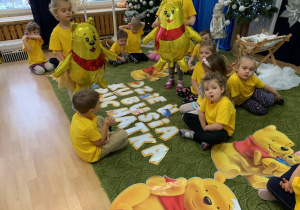 01 Dzieci w żółtych koszulkach w dniu święta Kubusia Puchatka.