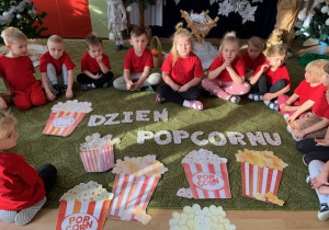 01 Grupa dzieci w czerwonych koszulkach w dniu popcornu.