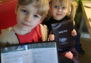 Dzieci oglądające menu pizzerii