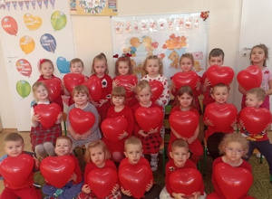 Dzieci z grupy III z balonami w kształcie serca