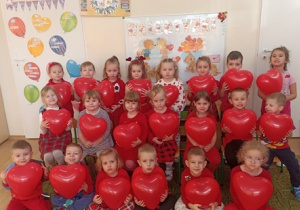 Dzieci z grupy III z balonami w kształcie serca