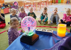 Dzieci oglądają magiczną kulę