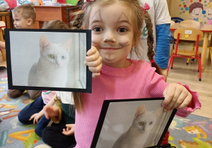 Klara ze zdjęciami kotków