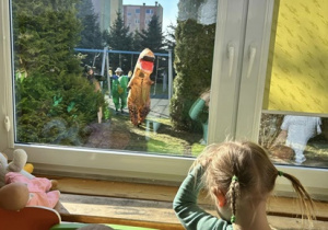 Dinozaury w ogrodzie przedszkolnym