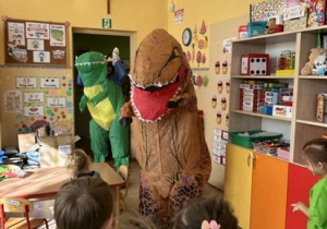 Dinozaury odwiedzają nas w sali