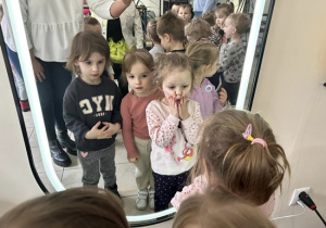 Dziewczynki przed lustrem