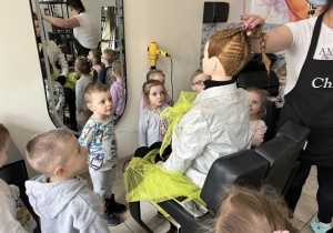 Dzieci robią fryzurę