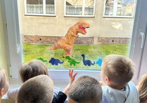 Dzieci zauważyły dinozaura w ogrodzie przedszkolnym