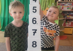 Tymek i Oskar układają liczbową wieżę
