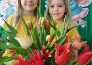Amelka-i-Julka-z-tulipanami