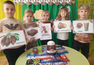 Dzieci prezentują czekoladowe produkty