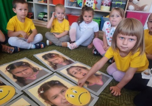Jeżyki dopasowują emotki do zdjęć