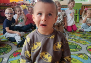 Pszczółki pokazują śmieszne minki