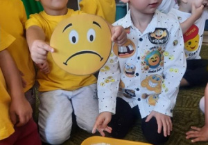 Jeżyki malują palcem po mące emotki
