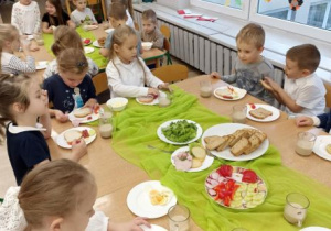 Motylki jedzą zdrowe śniadanie