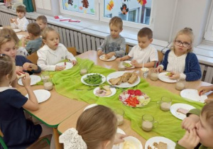 Motylki jedzą zdrowe śniadanie