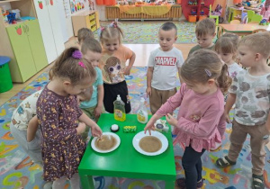 Zuzia i Lilka w trakcie eksperymentu