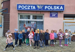 Pszczółki przed pocztą