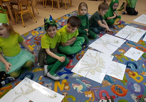 Dzieci układają szkielety dinozaurów