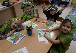 Dzieci kodują dinozaurowe obrazki