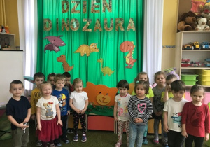 Dzieci przed dekoracją z okazji dnia dinozaura