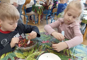 Jaś i Zuzia mieszają herbatę