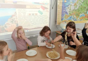 Motylki jedzą makaron spaghetti