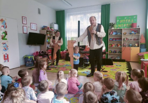 Oluś próbuje zagrać na Samponii