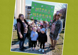 Grupa Wiewiórek z Panią Paulina I Panią Honoratą trzymają zielony, wiosenny plakat