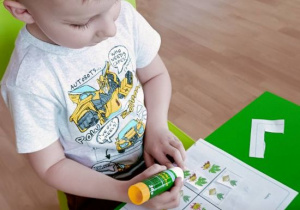Maks w trakcie przyklejania warzywnego sudoku