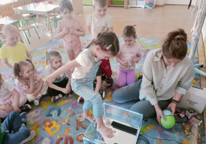 Klara w trakcie badania stóp