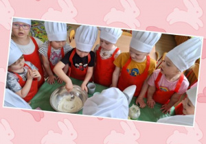 Dzieci mieszają składniki na babeczki