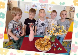 Chłopcy z babeczkami wielkanocnymi