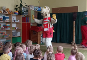 Koziołek Matołek wita dzieci