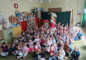 Pamiątkowe zdjęcie dzieci z Koziołkiem Matołkiem
