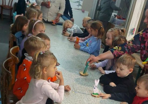 Biedronki wykonują pracę plastyczno-techniczną z drewna