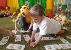 Dzieci układają domino z pszczółkami