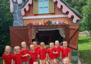 Pamiątkowe zdjęcie Jeżyków przed domkiem Baby Jagi