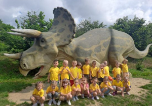 Pamiątkowe zdjęcie Pszczółek z dinozaurem