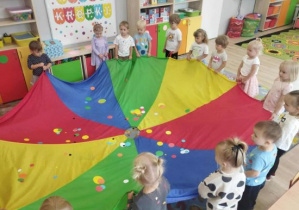 Zabawy chustą animacyjną w grupie Motylków.
